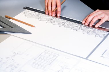 Eller ev planları üzerinde ayrıntılı ölçme.