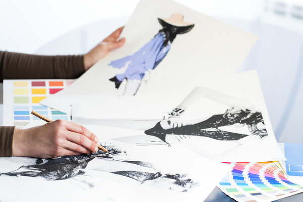 Дизайнер за работой.