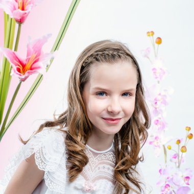 Çiçekler arasında beyaz elbiseli genç kız.