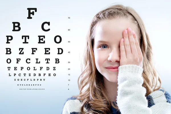 Girl reviewing eyesight. — Stock Photo, Image