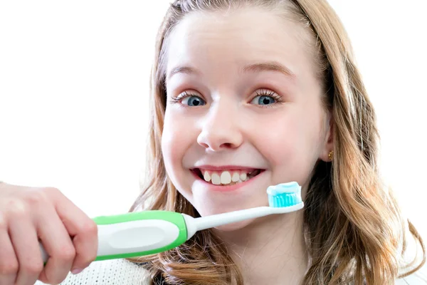 Fırça diş için mutlu kız hakkında. — Stok fotoğraf