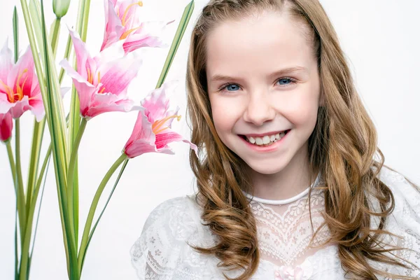 Linda cara disparo de comunión chica con flores . — Foto de Stock