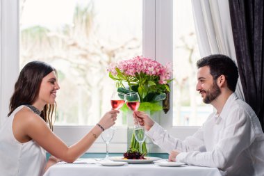 Şirin çift romantik akşam yemeği.