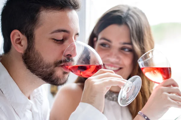 Pareja disfrutando de la cata de vinos . — Foto de Stock