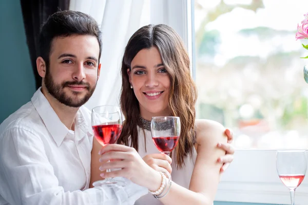 Casal jovem em data em restaurante . — Fotografia de Stock