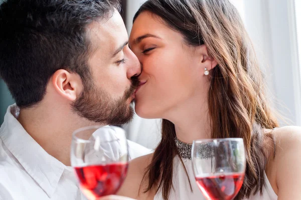 Casal romântico beijando ao jantar . — Fotografia de Stock