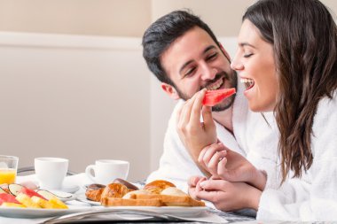 İki bornoz eğleniyor sonra meyve yeme.
