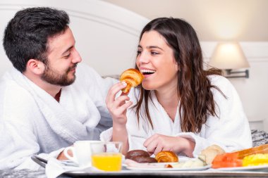 Eğleniyor kahvaltıda otel odasında çift.