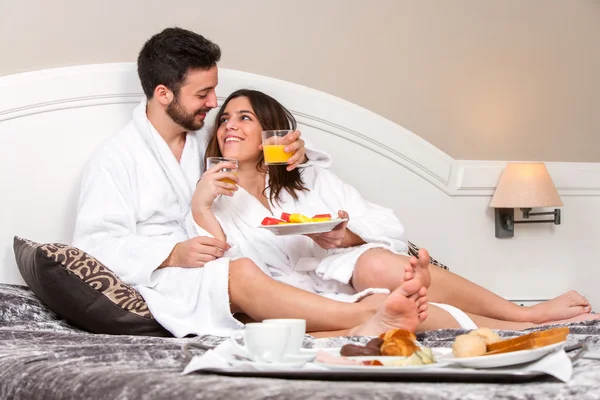 Jovem casal em lua de mel no quarto de hotel . — Fotografia de Stock