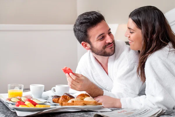 Casal desfrutando de serviço de quarto de hotel . — Fotografia de Stock