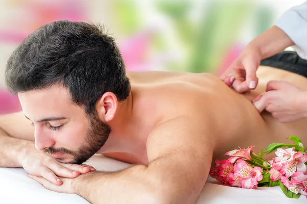 Ung man njuter ryggmassage. — Stockfoto