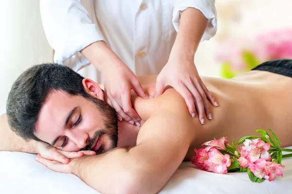 Terapeuta fazendo massagem nas costas em jovem . — Fotografia de Stock