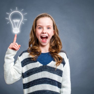 Ampul işaret eden sevimli sürpriz kız.