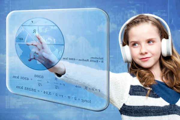 Ragazza che calcola il raggio di terra sullo schermo digitale — Foto Stock