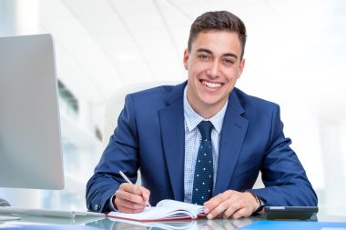 Ofiste masasında yakışıklı işadamı.