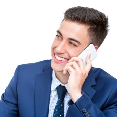 Yakışıklı işadamı akıllı telefonda konuşurken.