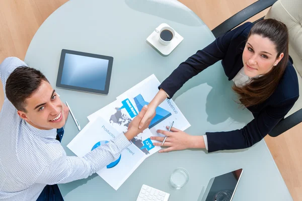 Zakelijke partners een deal sluiten. — Stockfoto