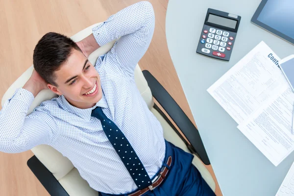 Trabajador de oficina tomando un freno en el escritorio . —  Fotos de Stock