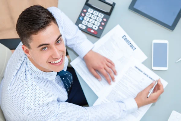 Ansicht von Büroangestellten am Schreibtisch. — Stockfoto