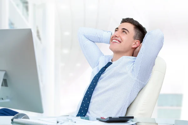 Affärsman avkopplande i office. — Stockfoto