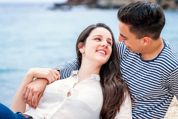 Pár s romantickým posezením na pláži. — Stock fotografie