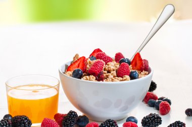 Taze portakal suyu ile müsli kase.