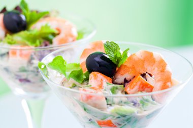 Makro kadar yakın karides ve yengeç kokteyl salata.