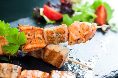 Izgara orkinos ve somon brochettes.