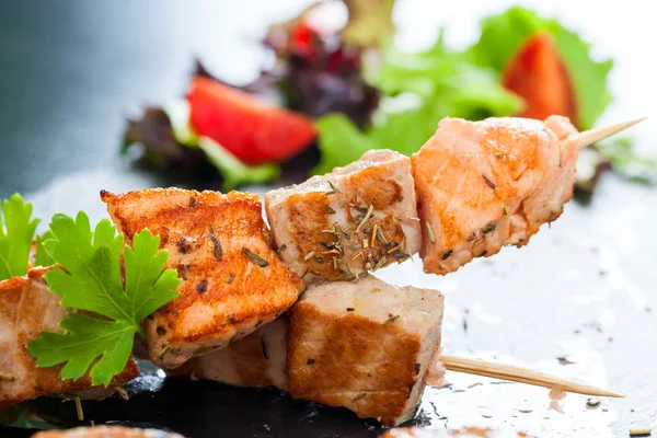 Appetizing salmon and tuna skewer. — Stock Photo, Image