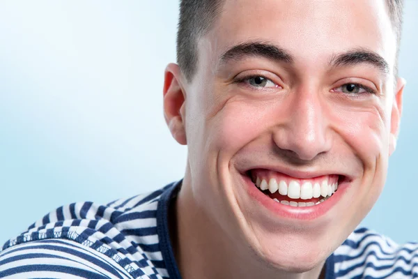 Joven con una sonrisa encantadora . — Foto de Stock