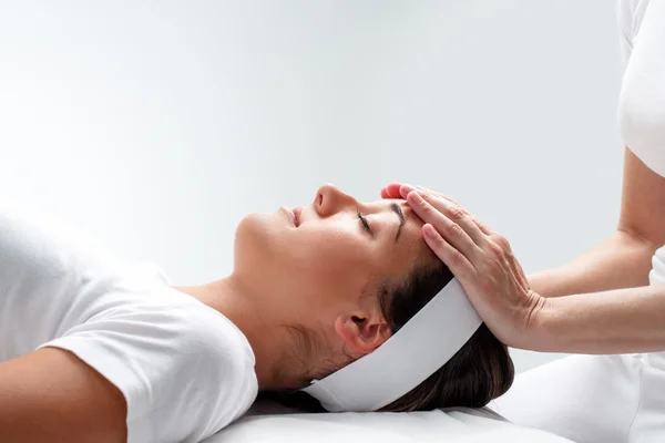 Mujer relajándose en la sesión de reiki . — Foto de Stock