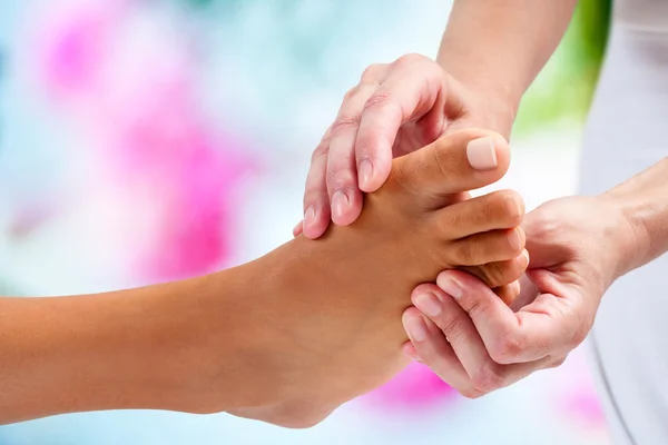 Osteopata fazendo massagem reflexologia — Fotografia de Stock