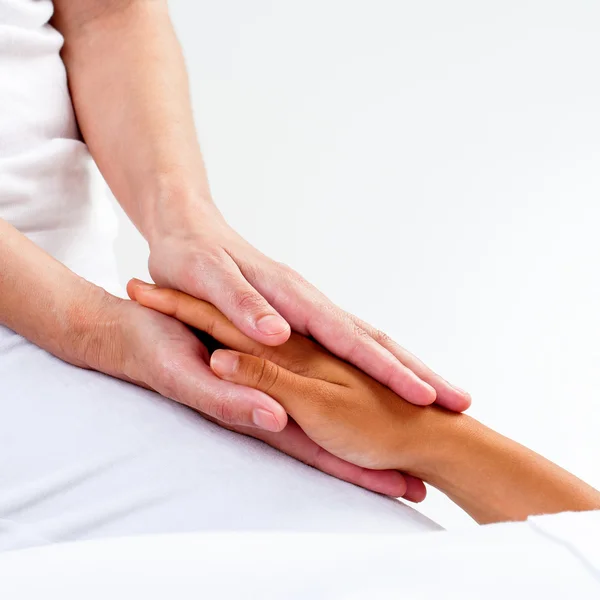 Mãos de terapeuta fazendo reiki — Fotografia de Stock