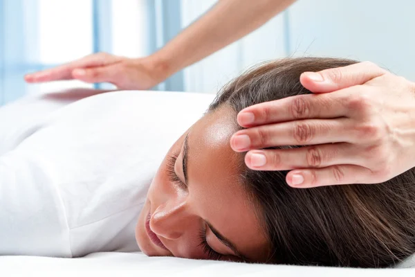 Terapeutas mãos fazendo terapia reiki na menina . — Fotografia de Stock