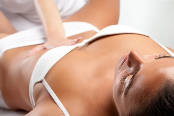 Mulher em massagem osteopática — Fotografia de Stock