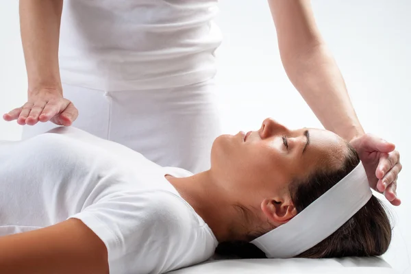 Mujer en sesión de reiki . — Foto de Stock