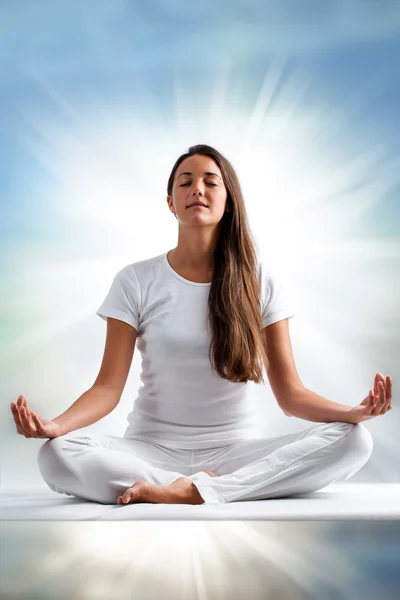 Kadın kapalı gözlerle meditasyon — Stok fotoğraf