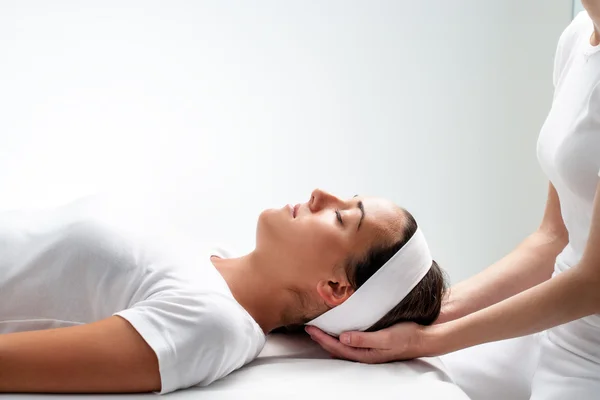 Kvinnan avkopplande på reiki session. — Stockfoto