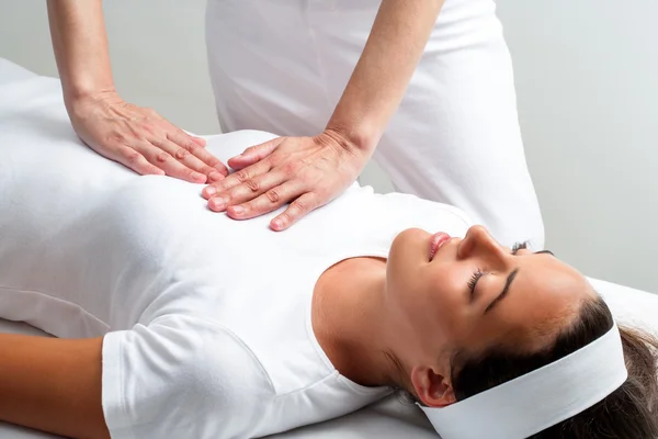 Reiki oturum kadına — Stok fotoğraf