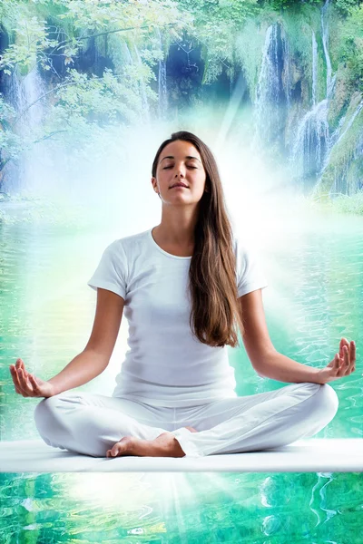 Jovem mulher atraente meditando — Fotografia de Stock