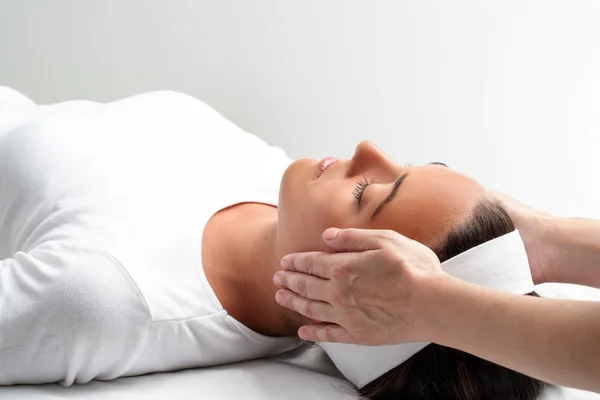 Terapeuta haciendo reiki — Foto de Stock