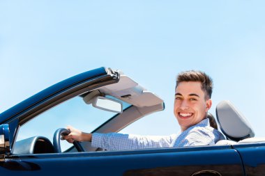 Genç adam Cabrio sürüş.