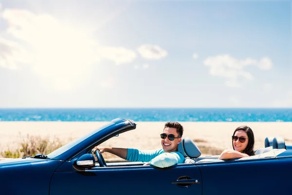 Casal cabriolet condução — Fotografia de Stock