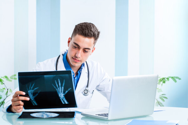 Доктор проверяет рентген
