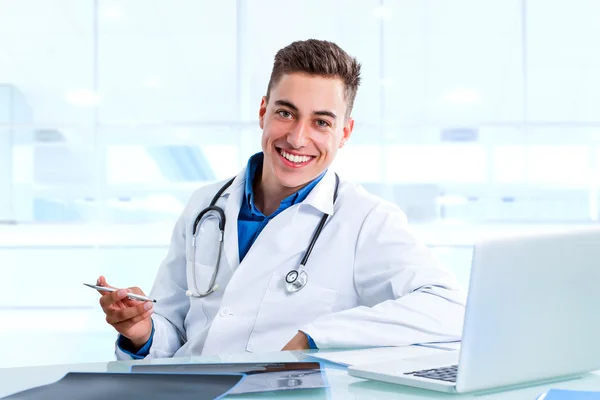 Medicinare med laptop röntgen — Stockfoto