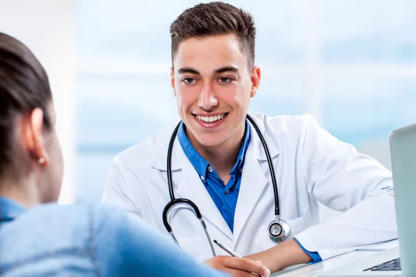 Médico atendiendo paciente femenino — Foto de Stock