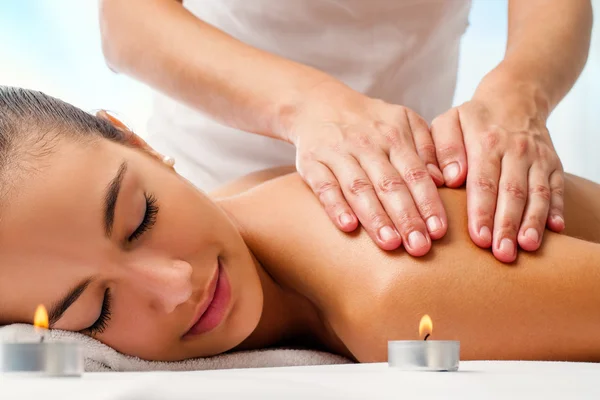 Жінка насолоджується розслабляючим масажем — стокове фото