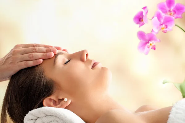 Жіночий масаж обличчя в спа . — стокове фото