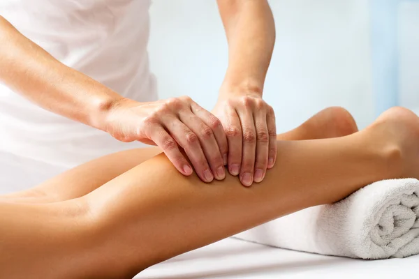 Hands massaging human calf muscle — Stock Photo, Image