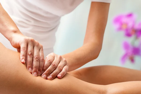 Terapeuta fazendo massagem de reabilitação — Fotografia de Stock